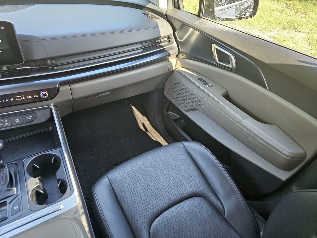 Used 2025 Kia Carnival FWD image 16
