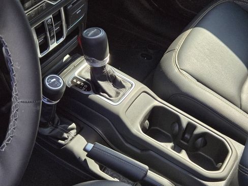 Used 2025 Jeep Gladiator Sport AWD/4WD image 10