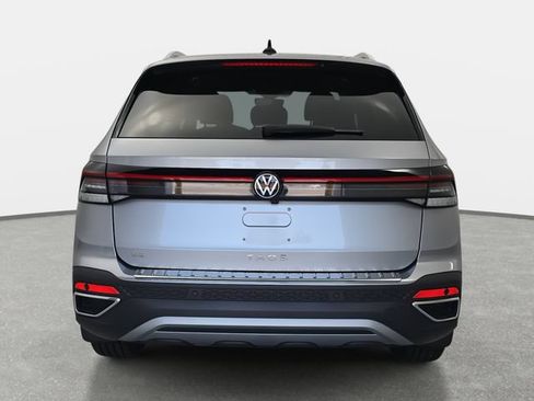Certified 2025 Volkswagen Taos SE FWD image 4