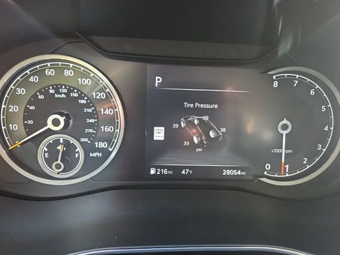 Used 2025 Genesis G70 2.5T image 25