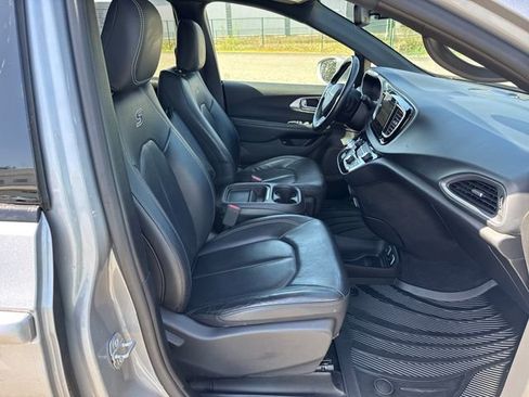 Used 2019 Chrysler Pacifica Touring-L w/ S Appearance Package FWD image 9