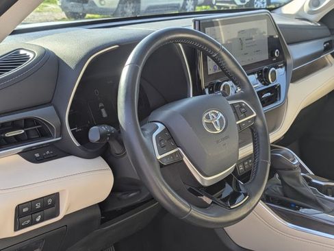 Used 2023 Toyota Highlander Limited AWD/4WD image 8