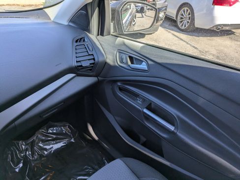 Used 2019 Ford Escape SE image 18