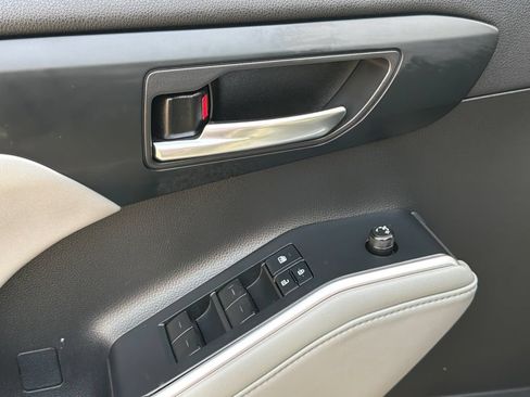 Used 2022 Toyota Highlander XLE AWD/4WD image 21