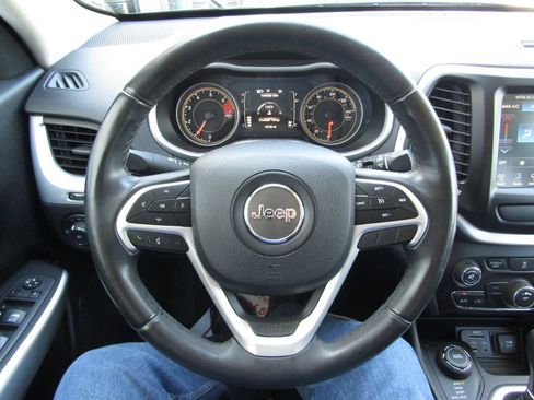 Used 2018 Jeep Cherokee Latitude Plus AWD/4WD image 17