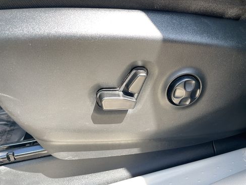 Used 2023 Chrysler Pacifica Touring-L image 18