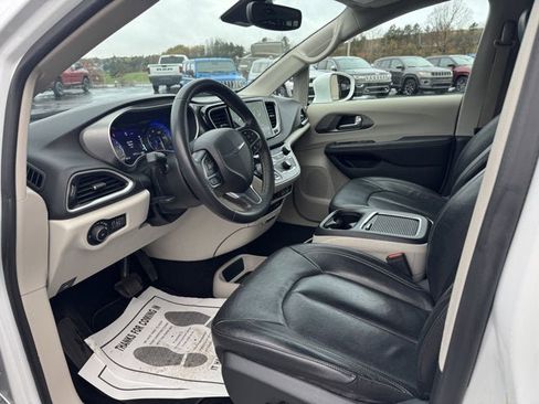 Used 2022 Chrysler Pacifica Touring-L image 12