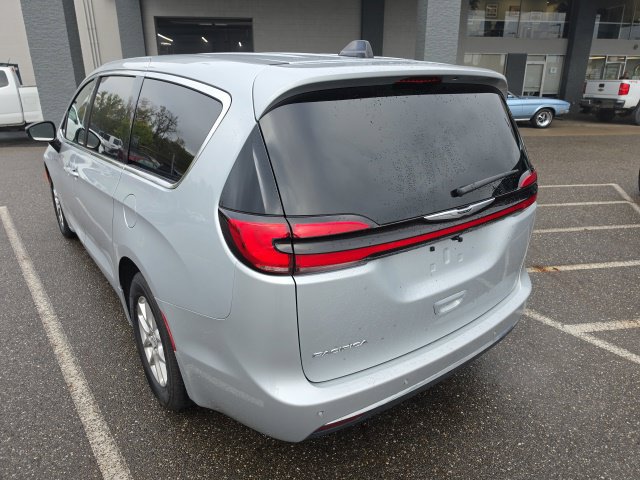 Used 2026 Chrysler Pacifica Select FWD image 5