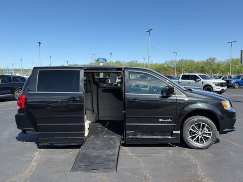 Used 2017 Dodge Grand Caravan SXT w/ Rear Park Assist Package FWD image 7