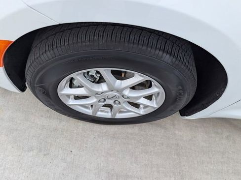 Used 2025 Chrysler Pacifica Select image 7