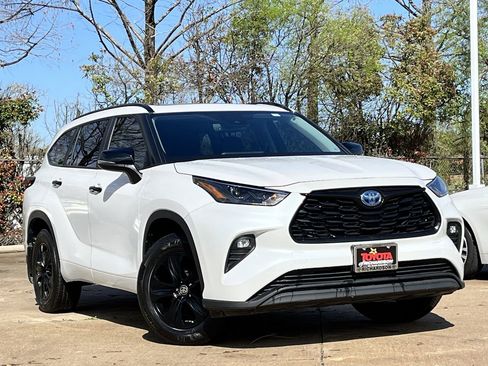 Used 2024 Toyota Highlander XLE image 2