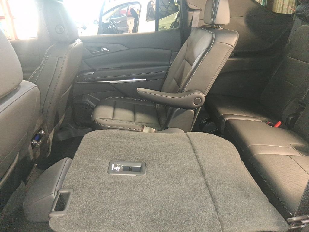 Used 2024 Chevrolet Traverse LT FWD image 14