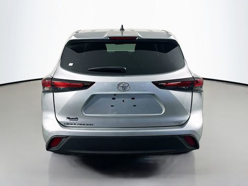 Used 2024 Toyota Highlander LE image 6