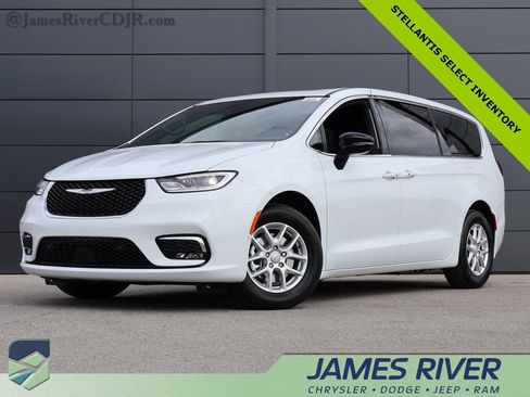 New 2026 Chrysler Pacifica Select image 1