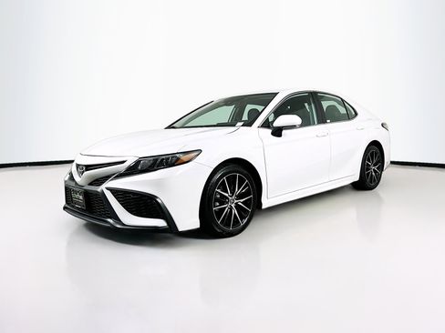 Used 2024 Toyota Camry SE image 3