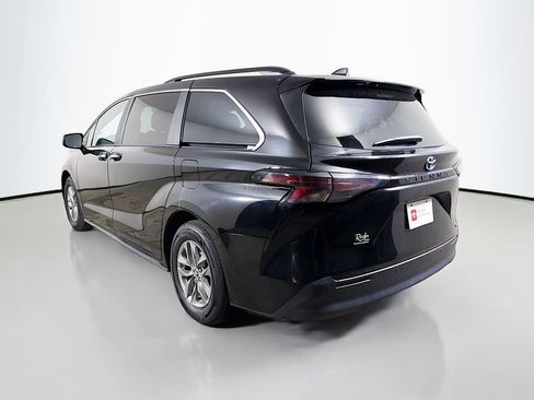 Used 2024 Toyota Sienna XLE FWD image 8