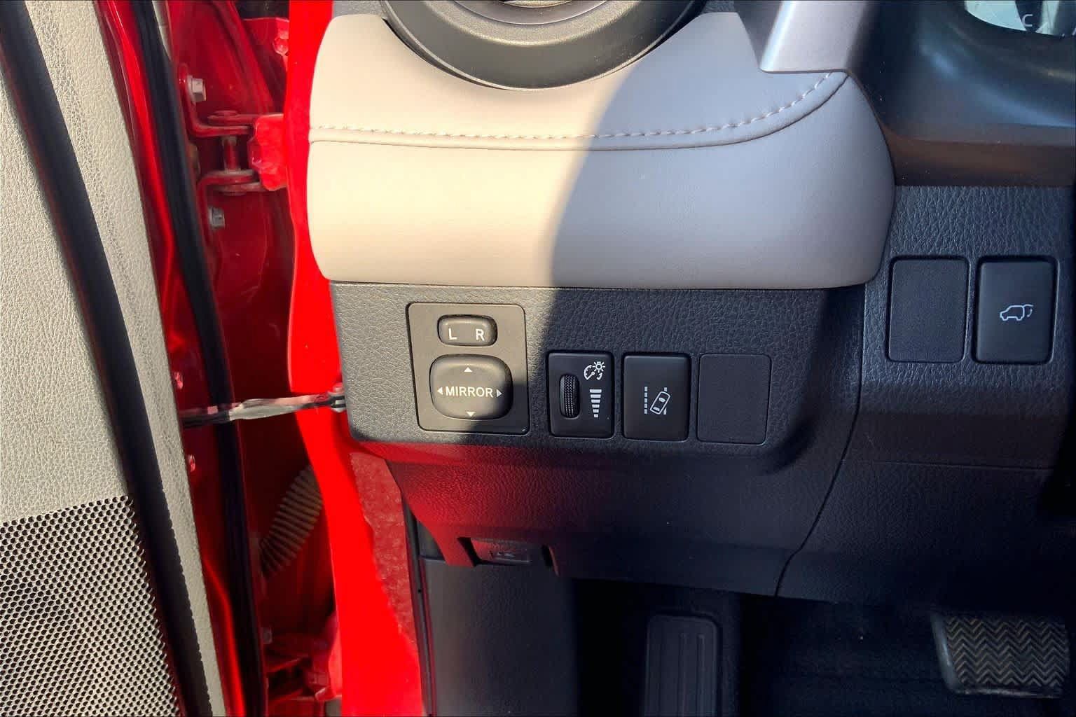 Used 2017 Toyota RAV4 Limited FWD image 35