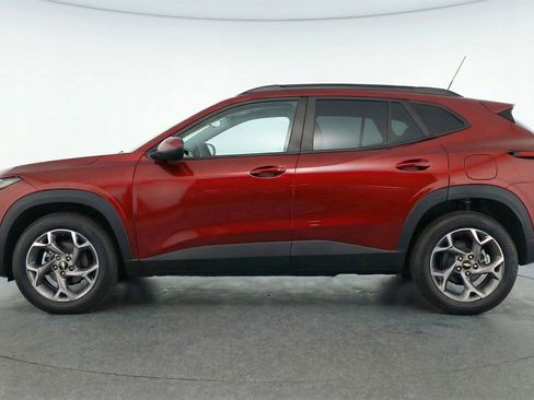 Used 2025 Chevrolet Trax LT w/ LT Convenience Package image 5