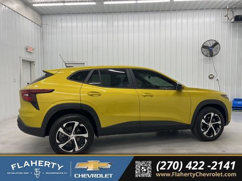 Used 2024 Chevrolet Trax RS image 2