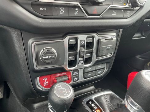 Used 2025 Jeep Wrangler Rubicon image 19