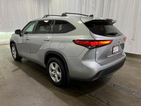 Used 2023 Toyota Highlander LE AWD/4WD image 6