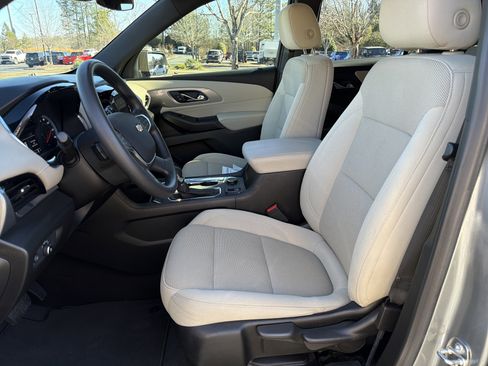 Used 2023 Chevrolet Traverse LS image 9