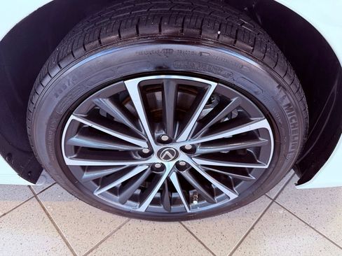 Certified 2025 Lexus ES 300h w/ Premium Package image 16