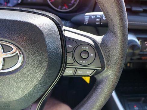 Used 2021 Toyota RAV4 LE image 17