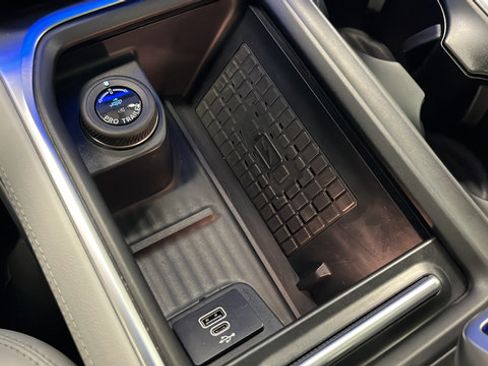 Used 2025 Ford Expedition Platinum AWD/4WD image 34
