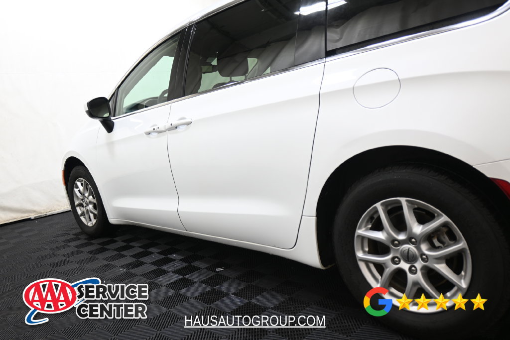 Used 2023 Chrysler Voyager LX FWD image 9
