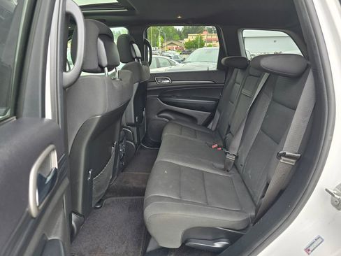 Used 2019 Jeep Grand Cherokee Laredo AWD/4WD image 15