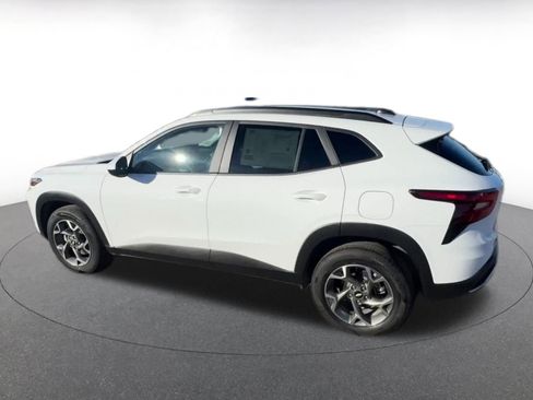 Used 2025 Chevrolet Trax LT w/ LT Convenience Package image 10