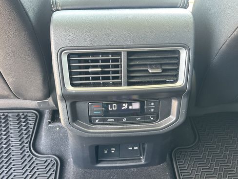 Used 2025 Volkswagen Atlas SEL AWD/4WD image 16