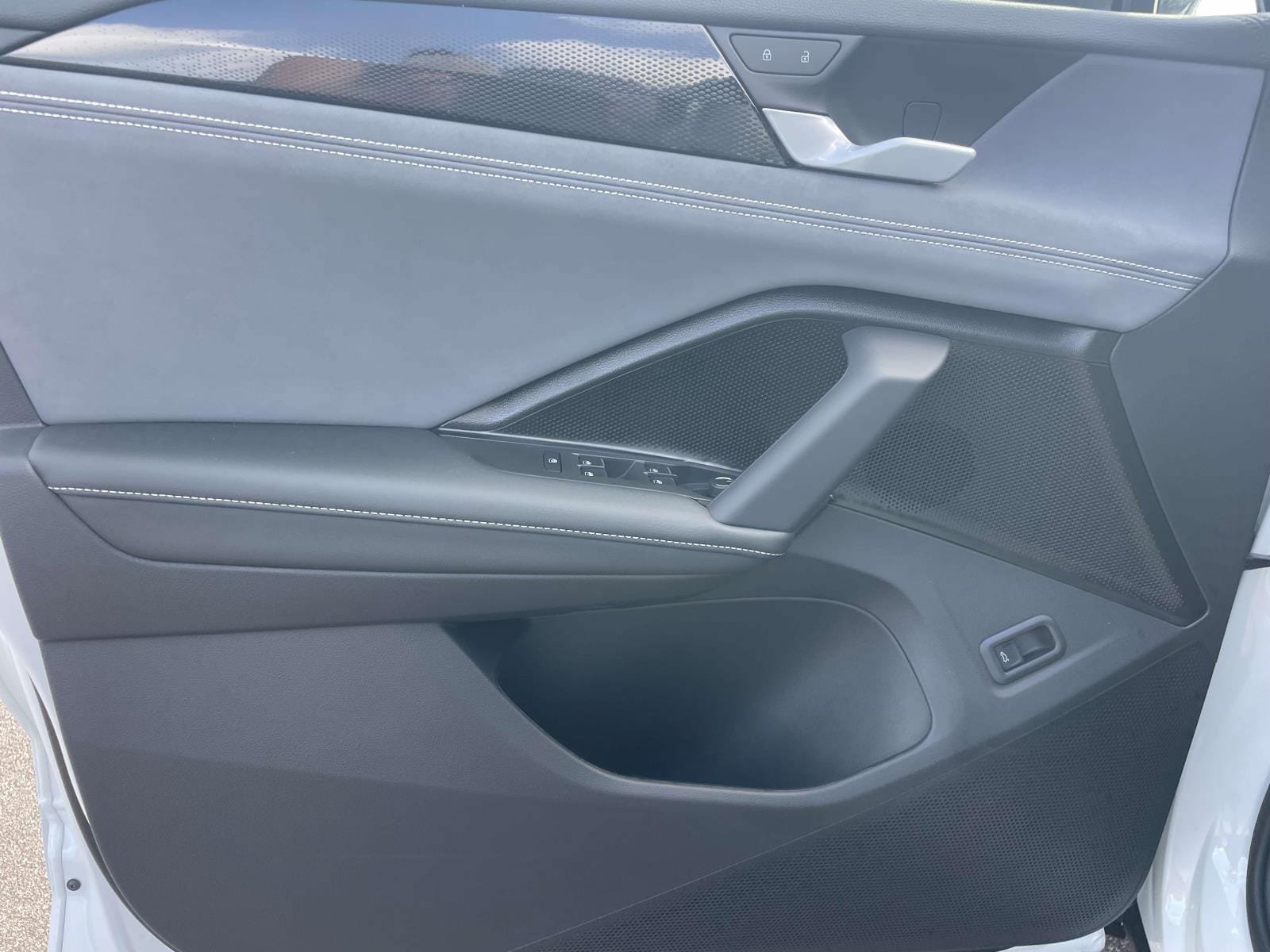 New 2026 Volkswagen Tiguan SE R-Line FWD image 16