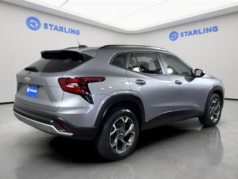 Certified 2024 Chevrolet Trax LT w/ LT Convenience Package image 9