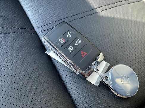 New 2026 Land Rover Range Rover Velar Dynamic SE image 32