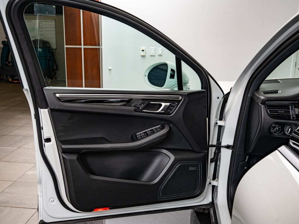 Certified 2026 Porsche Macan AWD/4WD image 23