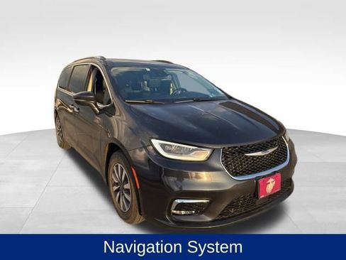 Used 2021 Chrysler Pacifica Touring-L image 2