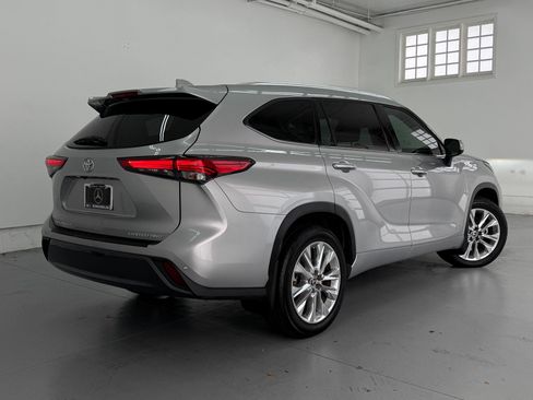 Used 2021 Toyota Highlander Limited AWD/4WD image 8