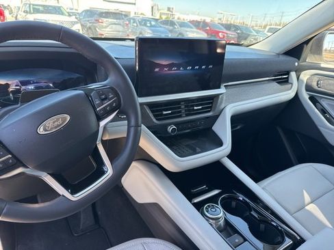 Used 2025 Ford Explorer Platinum w/ Ultimate Package image 9