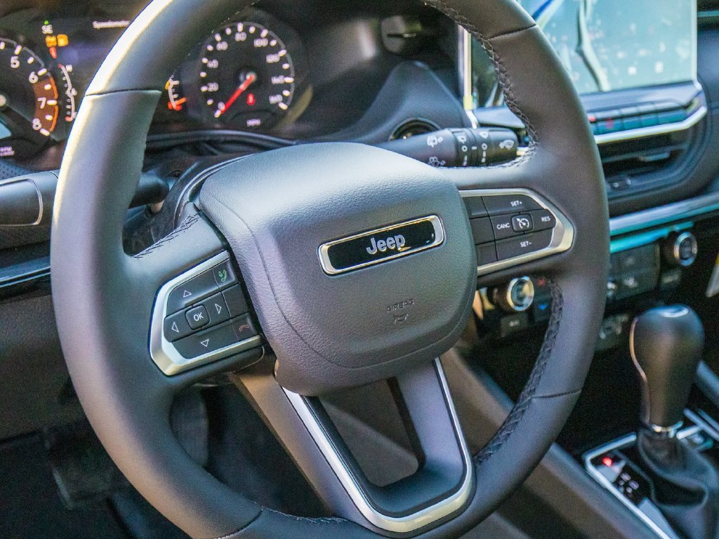 Used 2026 Jeep Compass Latitude AWD/4WD image 25