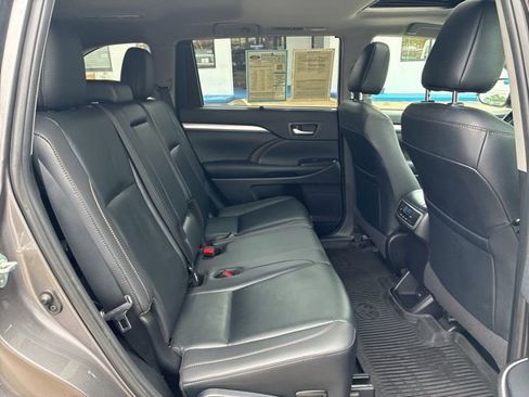 Used 2019 Toyota Highlander XLE AWD/4WD image 28