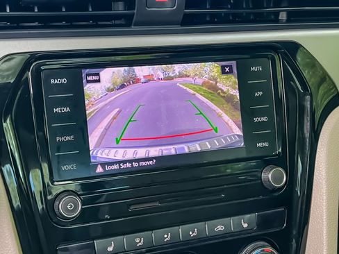 Used 2022 Volkswagen Passat 2.0T SE image 25