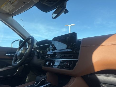 Used 2025 Nissan Pathfinder Platinum image 28