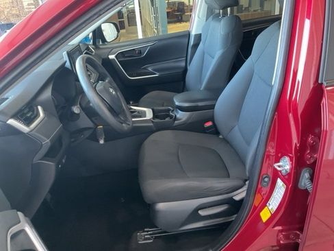 Used 2019 Toyota RAV4 LE image 3