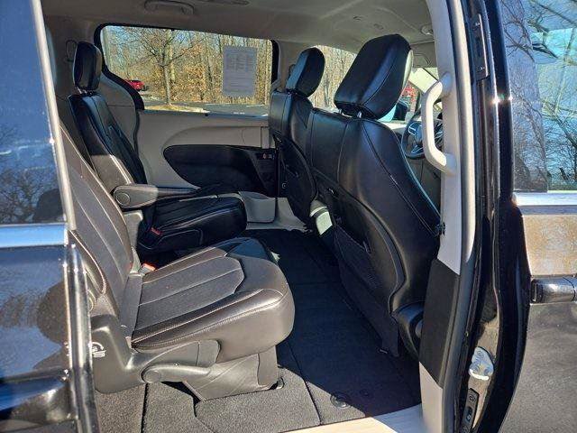 Used 2024 Chrysler Pacifica Touring-L FWD image 27