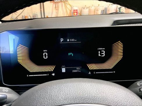 Used 2025 Kia Carnival FWD image 19