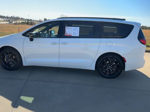 Used 2025 Chrysler Pacifica Limited image 6