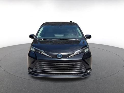 Used 2025 Toyota Sienna XLE FWD image 4