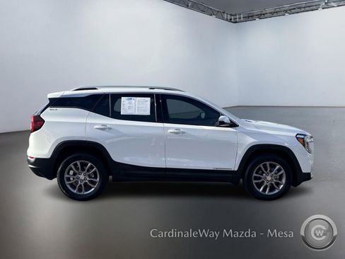 Used 2024 GMC Terrain SLT image 3